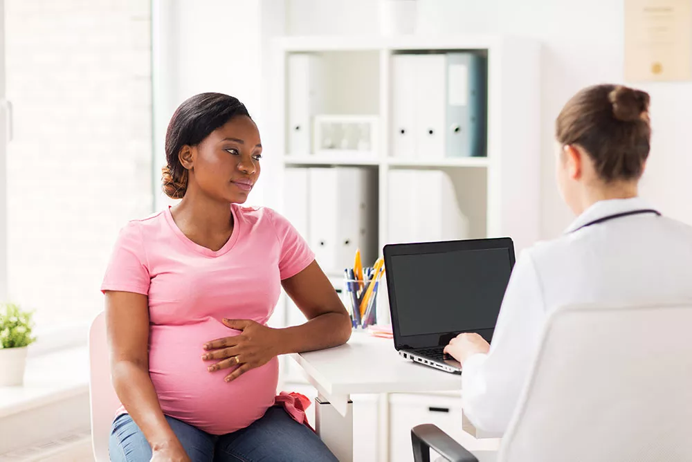 A pregnant woman talks to her doctor about drug use during pregnancy